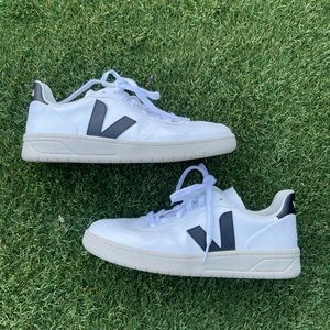 Veja Sneakers! V-10 Leather Low-Top Sneakers